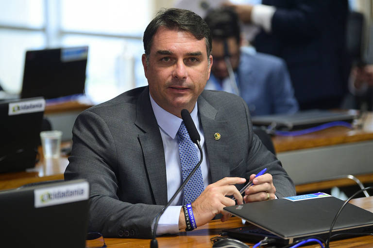 Flávio diz que Zambelli é vítima de tentativa 'tresloucada' para atingir Bolsonaro
