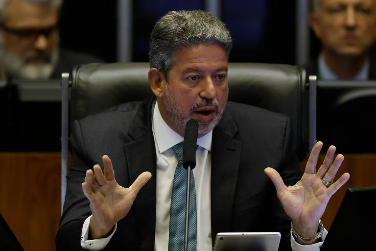 Intenção de Lula de questionar privatização da Eletrobras é preocupante, diz Lira