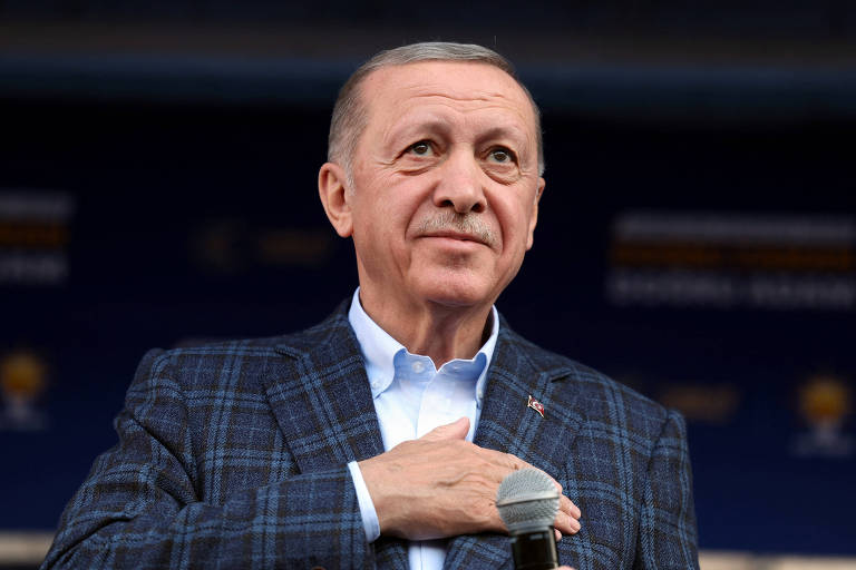 O presidente da Turquia,  Recep Tayyip Erdogan, cumprimenta apoiadores durante campanha na cidade de Manisa