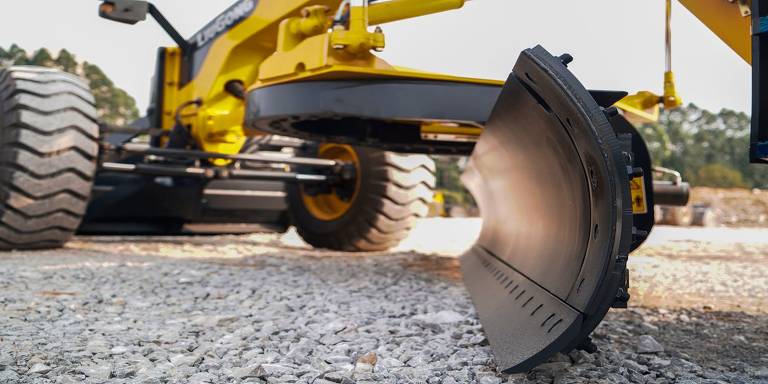 Nova motoniveladora 4160D, lançamento da LiuGong, multinacional chinesa fabricante de máquinas pesadas, na Agrishow, em Ribeirão Preto