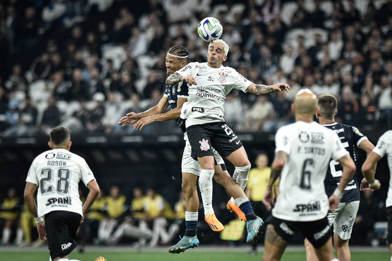 Fagner disputa a bola durante partida entre Corinthians e Remo pela Copa do Brasil