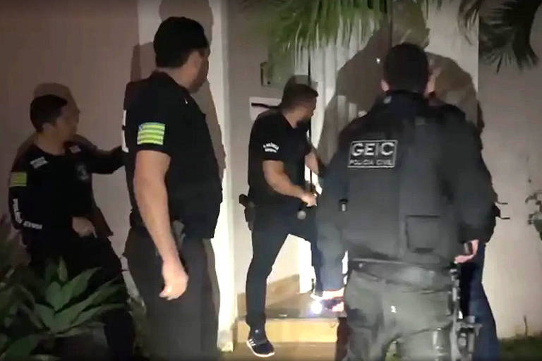 A foto mostra policiais civis de Goiás em operação policial contra grupo que vendia esteroides adulterados no Brasil.