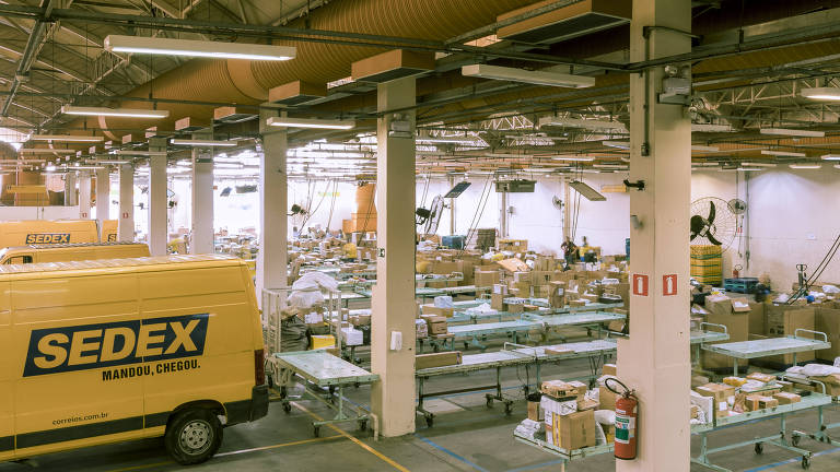 Funcionários organizam pacotes no Centro de Entrega de Encomendas (CEE) dos Correios, localizado na Água Branca, em São Paulo (SP)