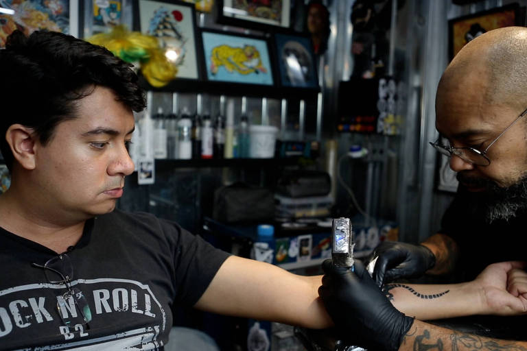 Fã tatua braço na expectativa para reencontro dos Titãs