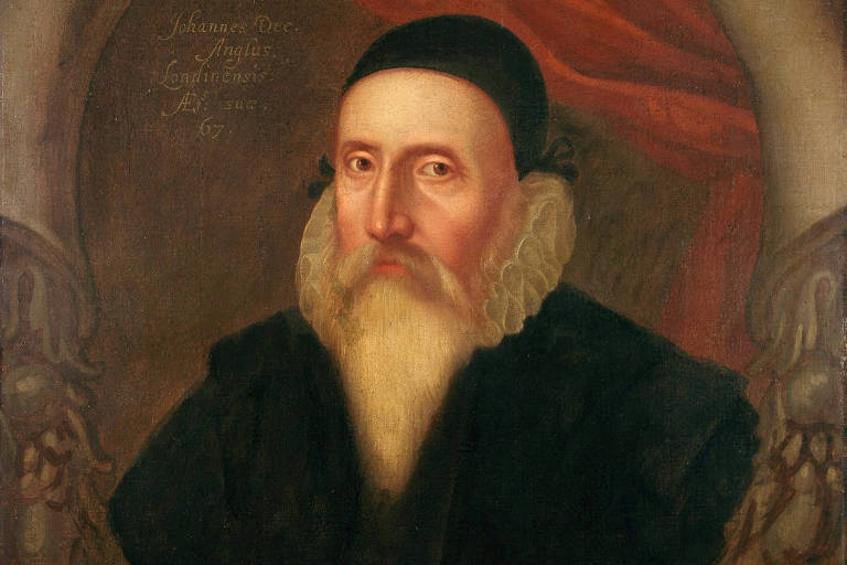 Quadro do século 16 mostra o mago John Dee, um homem branco, idoso, de barba branca comprida e touca preta