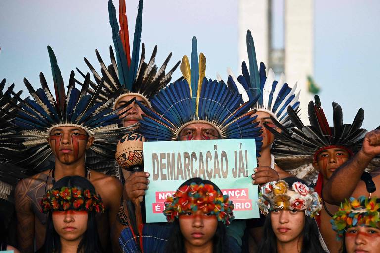Indígenas fazem ato contra o marco temporal, durante o Acampamento Terra Livre, em Brasília