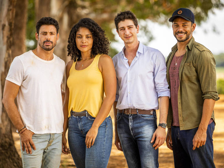 Os personagens Aline (Barbara Reis), Jonatas (Paulo Lessa), Daniel (Johnny Massaro) e Caio (Cauã Reymond), de 'Terra e Paixão'