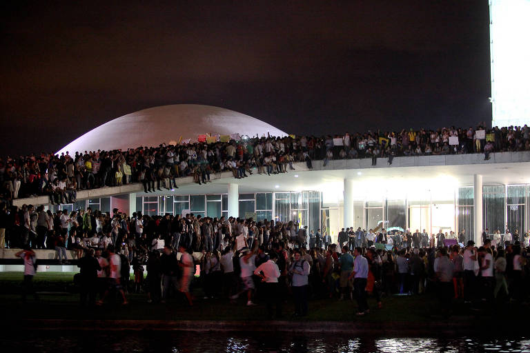 Manifestantes sobem o teto do Congresso Nacional nas manifestações de junho de 2013