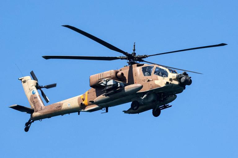 Helicóptero AH-64 Apache em Tel Aviv; aeronaves do mesmo modelo caíram nesta quinta no Alasca
