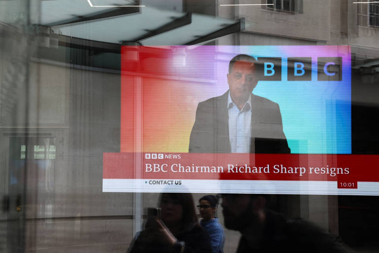 Tela na sede da BBC, em Londres, transmite comunicado de renúncia do presidente da emissora, Richard Sharp