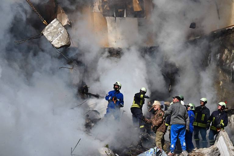 Equipe de resgate ucraniana procura sobreviventes em prédio danificado por ataque russo em Uman