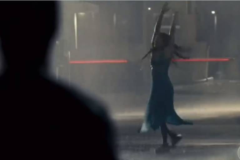 Brisa (Lucy Alves) dança na chuva em 'Travessia'