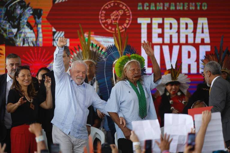 O presidente Lula e o cacique Raoni participam da cerimônia de encerramento do Acampamento Terra Livre, mobilização indígena que ocorreu em Brasília durante essa semana