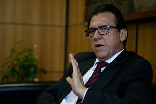 Ministro do Trabalho, Luiz Marinho, concede entrevista