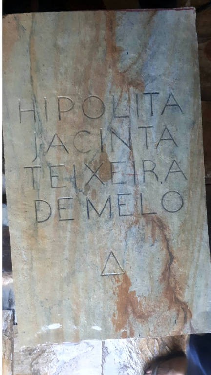 A foto mostra lápide com o nome de Hipólita Jacinta Teixeira de Melo que será colocada no Panteão dos Inconfidentes, em Ouro Preto