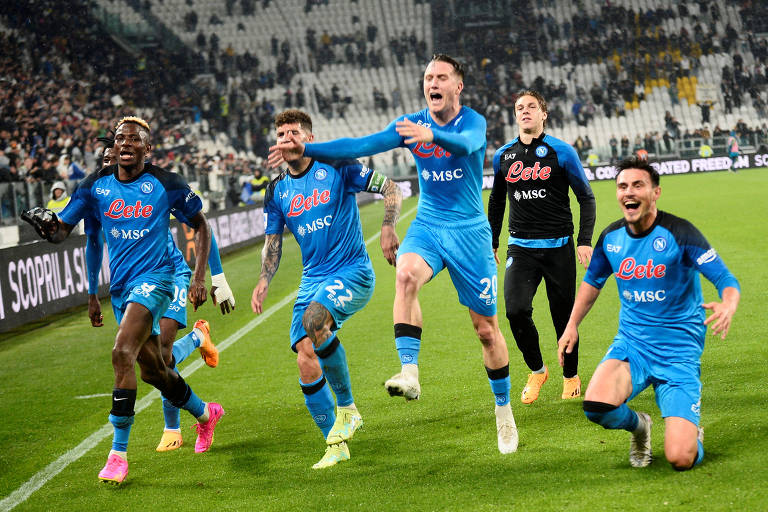 Jogadores do Napoli comemoram vitória sobre a Juventus, no último domingo (23)