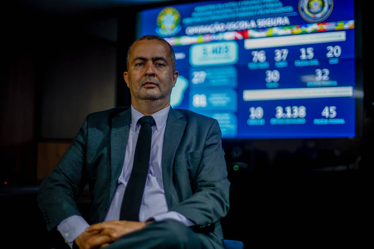 Da sede do Ministério da Justiça, o delegado Alesandro Barreto, 49, coordena o Ciberlab (Laboratório de Operações Cibernéticas) 