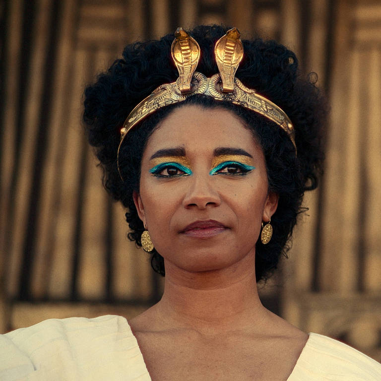 Cena da primeira temporada da série Cleópatra, da Netflix, mostrando o rosto da rainha com a coroa