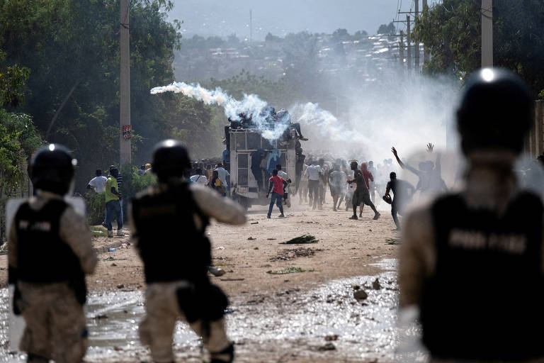 A polícia do Haiti usa bombas de efeito moral para dispersar manifestantes que protestavam contra o premiê Ariel Henry