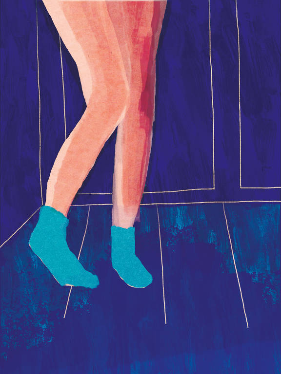 pernas de mulher branca com meias azuis sobre fundo azul-marinho