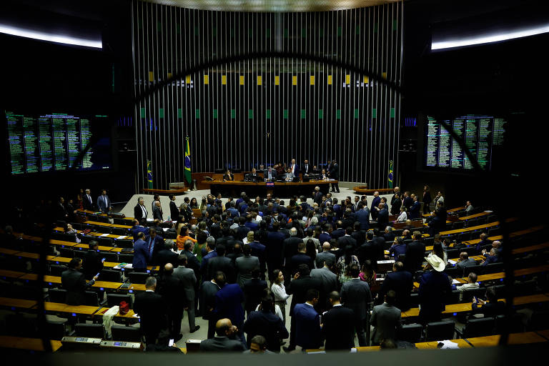 Sessão da Câmara durante votação da urgência do PL das Fake News