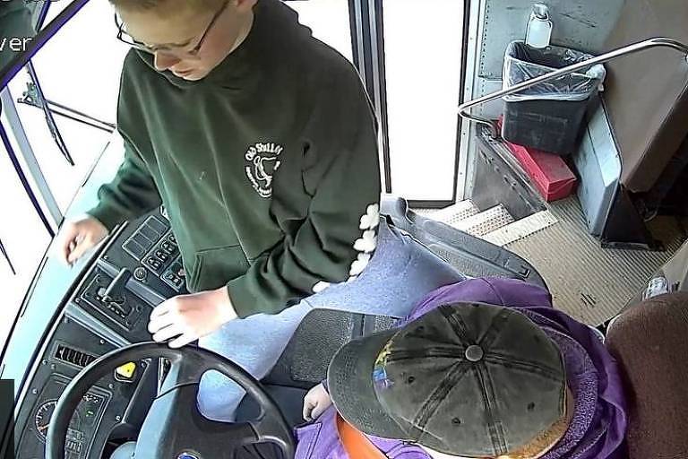 Dillon Reeves, 13, assume controle do ônibus nos EUA