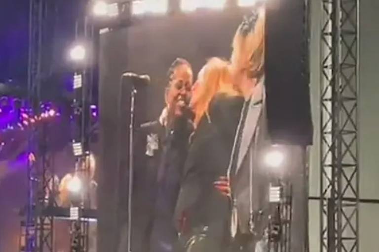 Michelle Obama aparece no palco de Bruce Springsteen