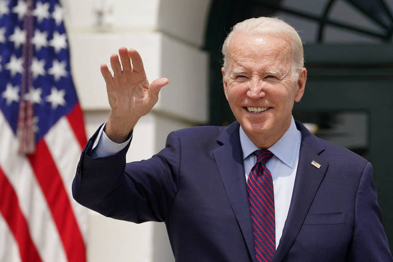 O presidente dos EUA, Joe Biden, acena para crianças em evento na Casa Branca, em Washington