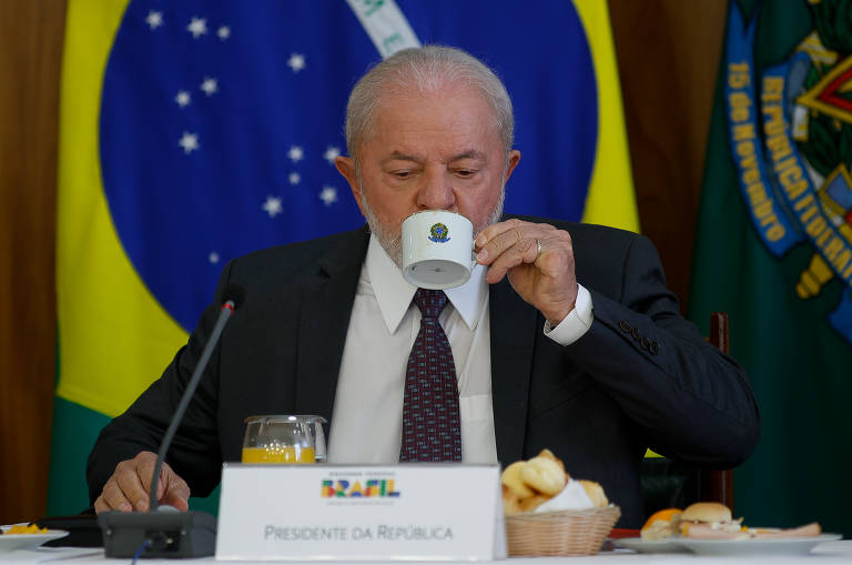 Abr.23: Lula durante café da manhã com jornalistas no Palácio do Planalto, onde disse que o presidente ucraniano não pode ter tudo o que quer
