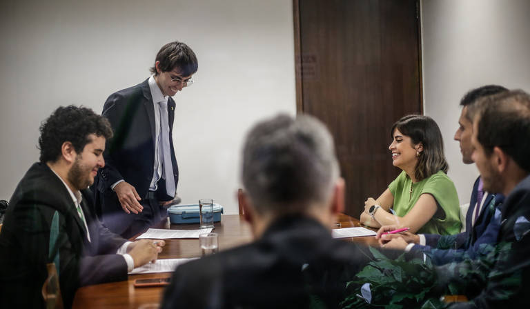 A iniciativa é sustentada financeiramente a partir de repasses da verba de gabinete de cada parlamentar: deputados repassam 12,67% de sua cota, enquanto o senador, 12,71%. Com isso, a iniciativa diz economizar cerca de 20% dos recursos de cada gabinete, uma vez que possui menos gastos com contratação de pessoal.