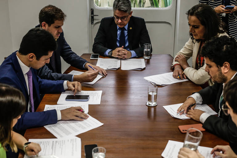 A equipe é estabelecida por meio de processo seletivo nacional —mais de 14 mil pessoas se inscreveram para tentar uma vaga nesta legislatura. Integram o grupo advogados e especialistas em políticas públicas, além de um economista e um analista de dados.