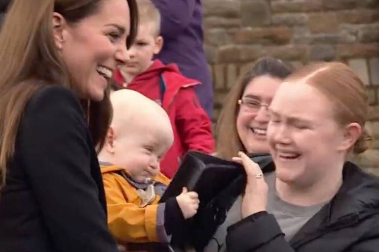 Bebê toma e tenta mastigar bolsa de R$ 4.000 de Kate Middleton; veja vídeo
