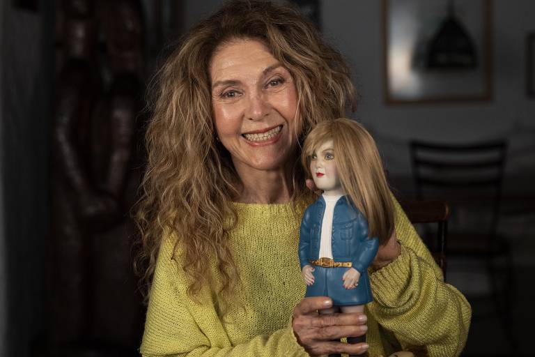 A cantora Wanderléa mostra boneca feita em sua homenagem. Há varias delas guardadas em uma cristaleira na sala de seu apartamento nos Jardins, em São Paulo