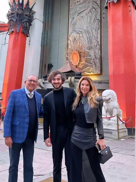 Luca Bueno com o pai Galvão Bueno e a mãe Desirée Soares em frente ao teatro chinês