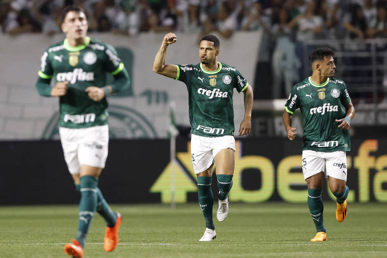 Murilo (no centro) comemora o seu gol, o primeiro do Palmeiras no clássico