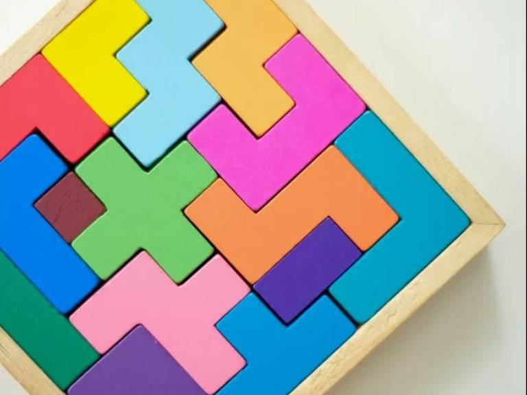 Jogo tetris feito de madeira