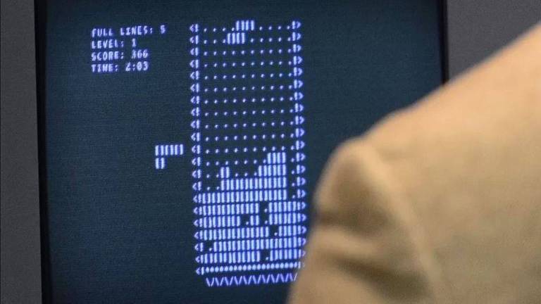 Tela de computador com o primeiro Tetris, feito com parênteses