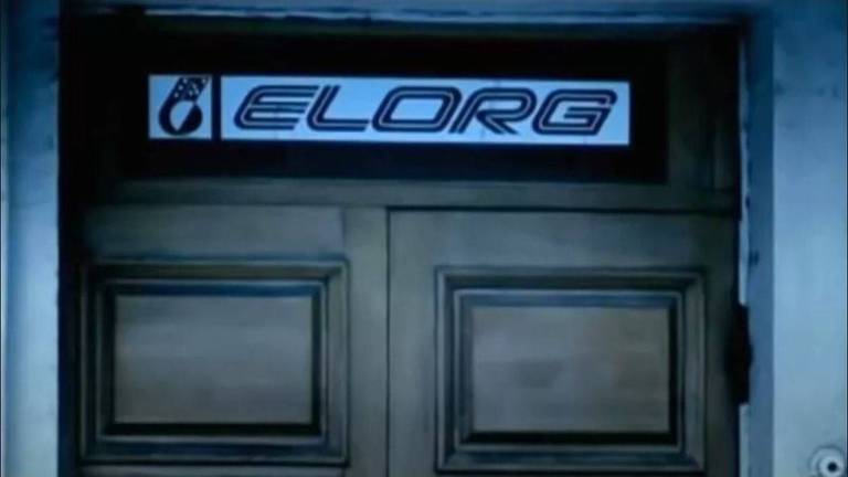 Uma porta de madeira com a logomarca da empresa Elorg