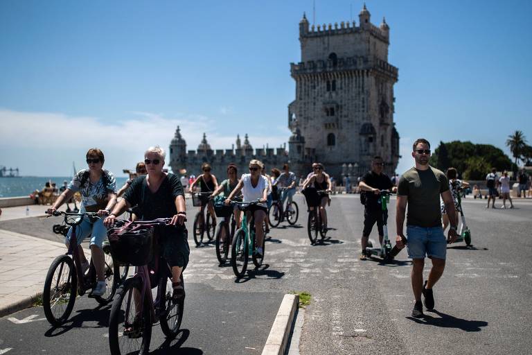 Turistas passeiam no entorno da Torre de Belém em Lisboa, capital de Portugal, onde o desempenho do PIB no 1º trimestre surpreendeu analistas