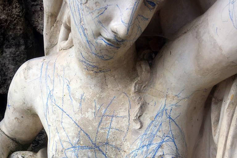 Estátua de ninfa de 200 anos é riscada com giz de cera em memorial na Inglaterra