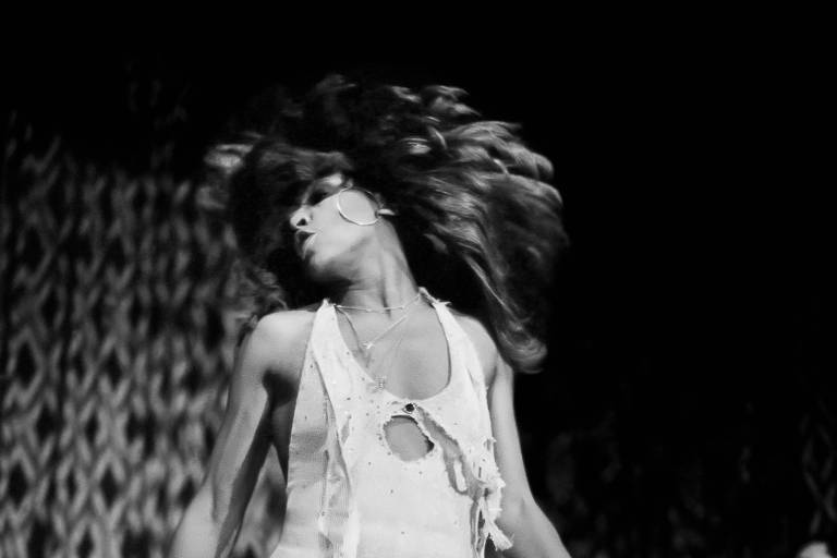 Como Tina Turner eternizou sua imagem poderosa em fotos batendo o cabelo