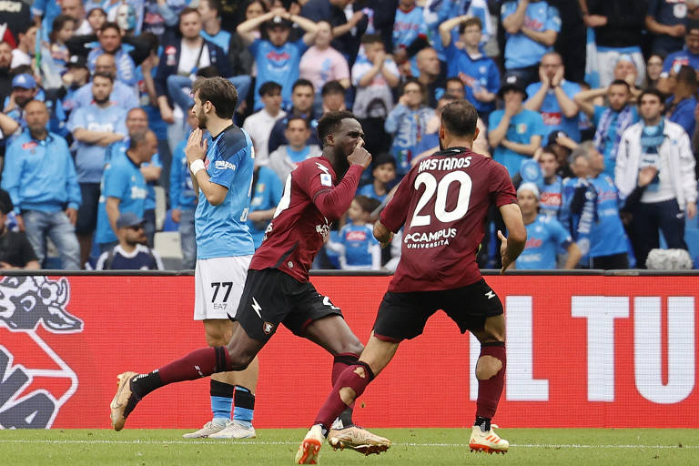 Napoli empata no estádio Maradona; veja imagens de hoje