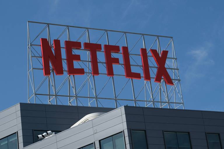Letreiro com logo da Netflix é visto em cima de um prédio