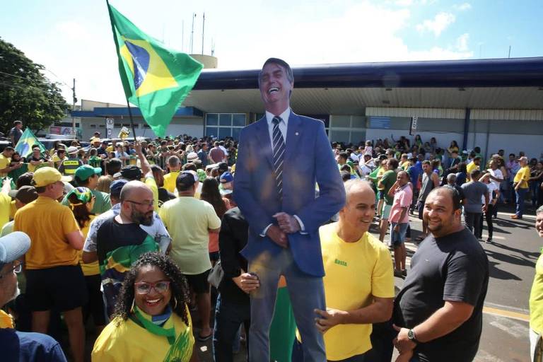 Apoiadores do ex-presidente Jair Bolsonaro se aglomeram na entrada de aeroporto