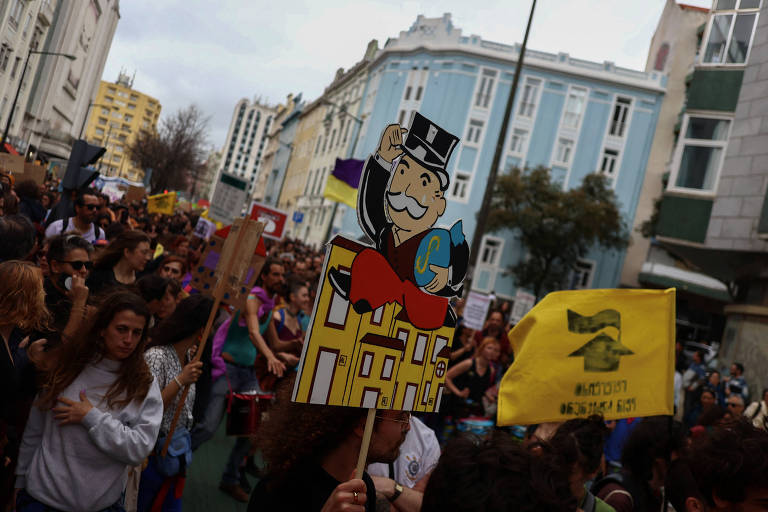 Em meio à disparada de preços do mercado imobiliário, manifestantes protestam no centro de Lisboa pelo direito à habitação