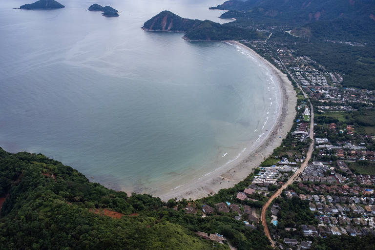 Vista aérea das extensão de areia da praia da Baleia, em São Sebastião, no litoral norte paulista