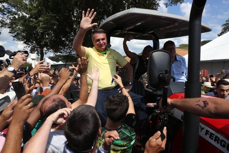 Ex-presidente Jair Bolsonaro (PL) acena a apoiadores durante a Agrishow, em Ribeirão Preto