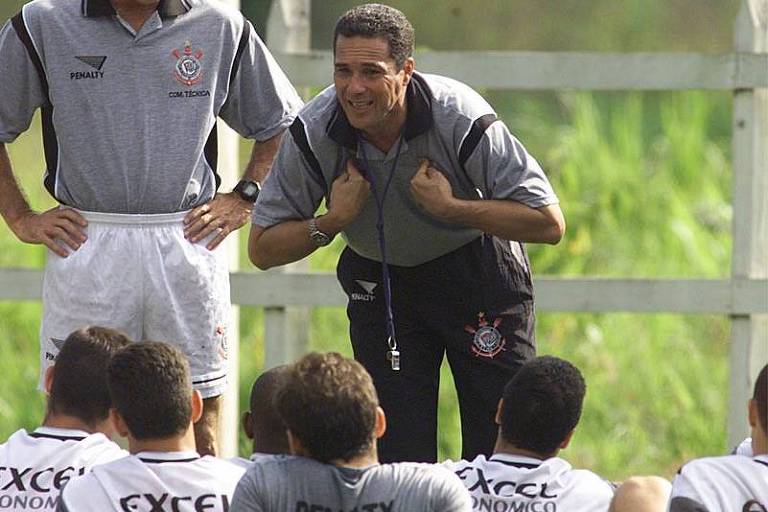 Vanderlei Luxemburgo conversa com o elenco como técnico do Corinthians em 1998
