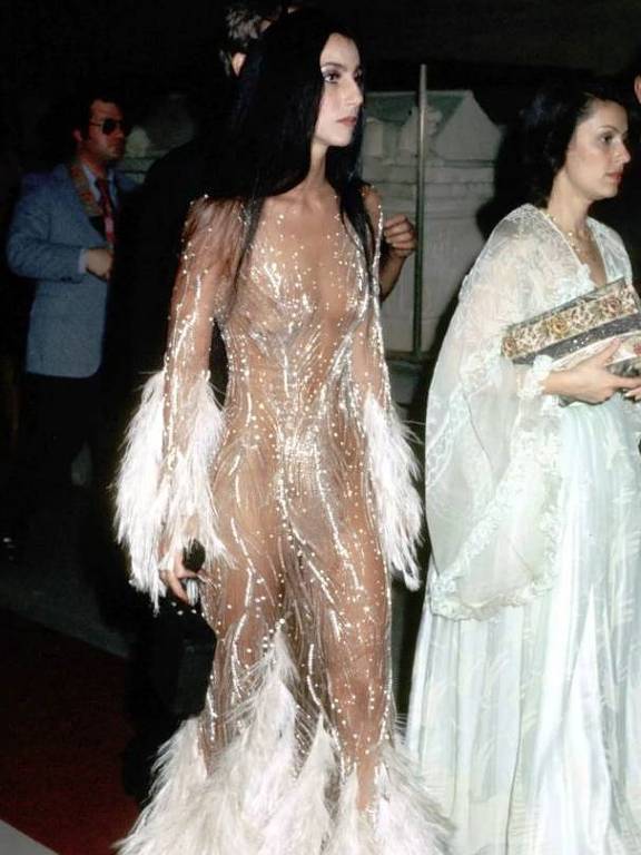 Em 1974, Cher lançou tendência com modelo vestido nu 