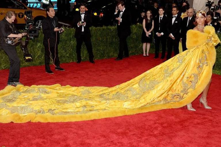 Rihanna em vestido amarelo gema, apelidado de "vestido omelete" 